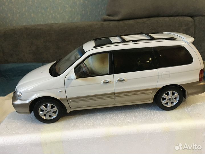Модель 1:18 KIA Carnival (China Promo Models)