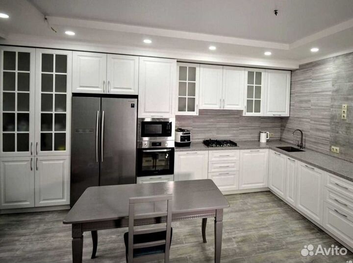 Кухонный гарнитур с каменным островом