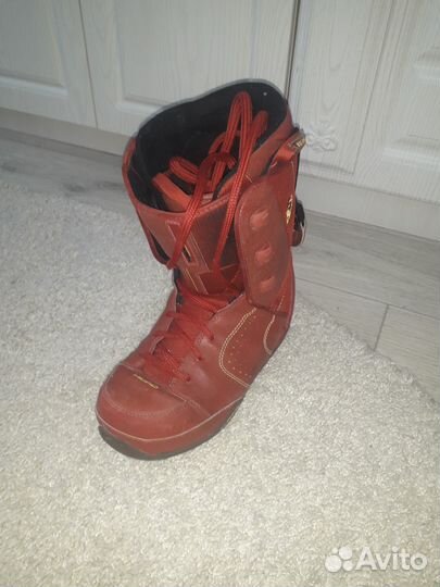 Сноуборд с креплением и ботинками в идеале