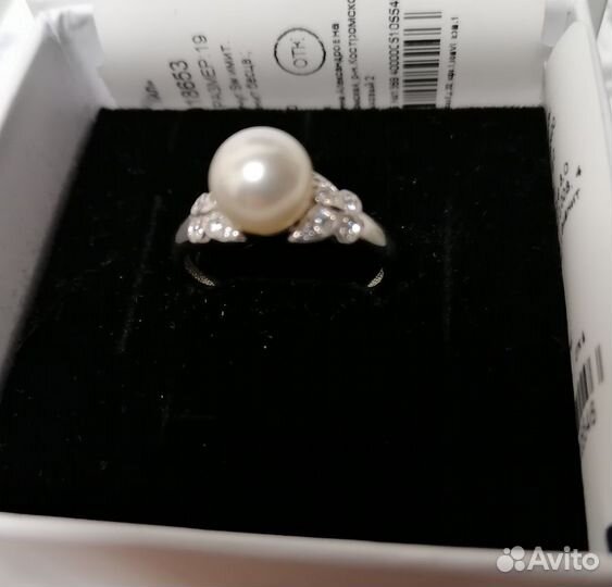 Элегантное кольцо сереб. Жемчуг Sw. бел. фианитами