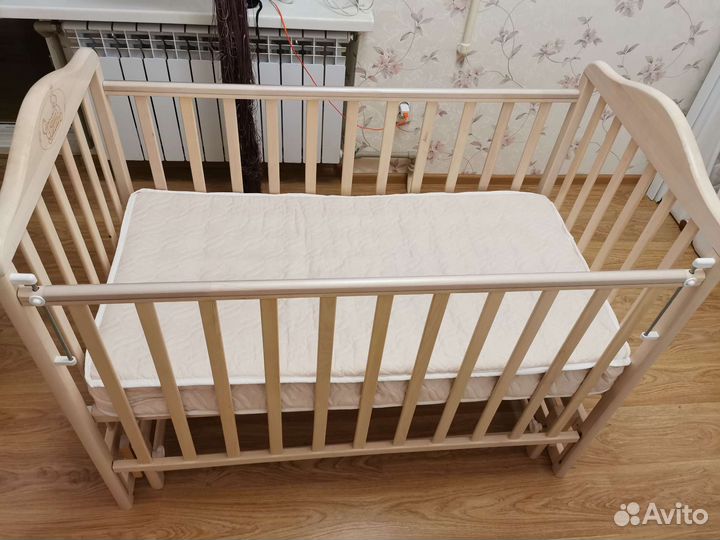 Детская кроватка с маятником