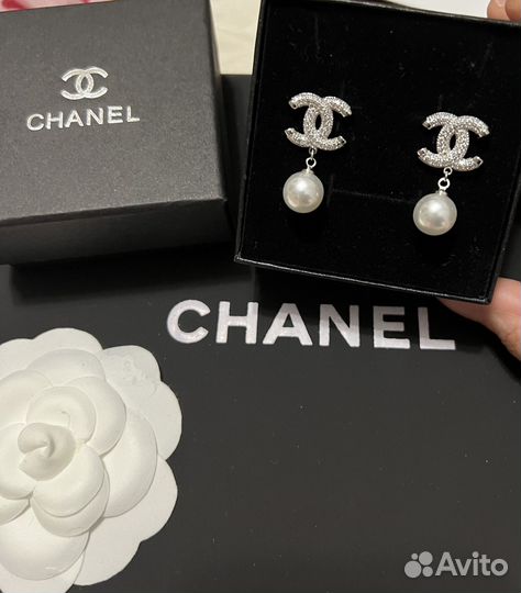 Серьги chanel с жемчугом в упаковке бренда
