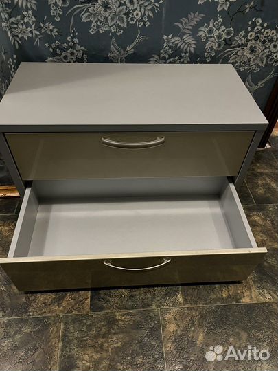 Тумба с выдвижными ящиками