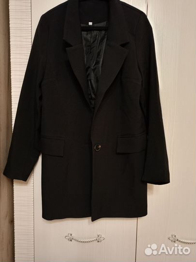 Брюки 2, платья 3, костюмы 3, рубашка 1, пиджак 1