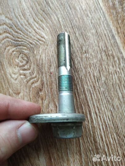 Болт сход-развал Тойота