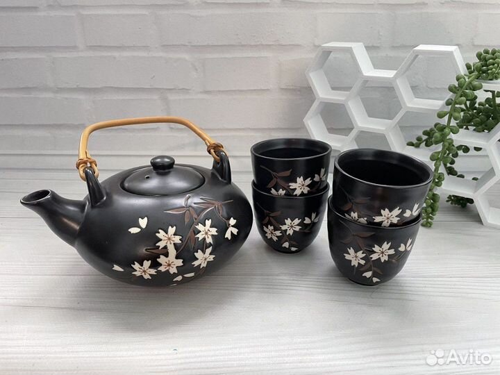 Заварочный чайник и 4 чашки
