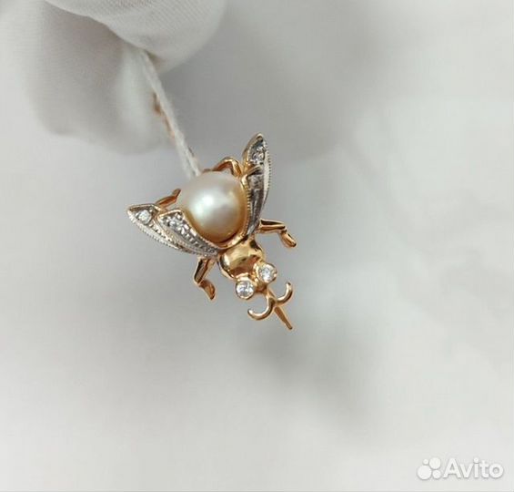 Брошь с синтетическим камнем Золото