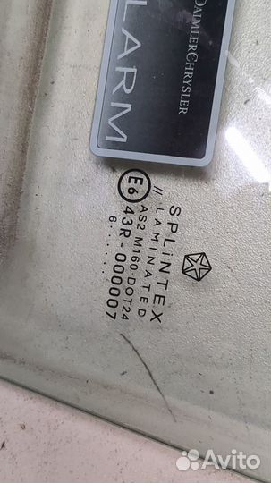 Стекло боковой двери левое переднее Jeep Commander