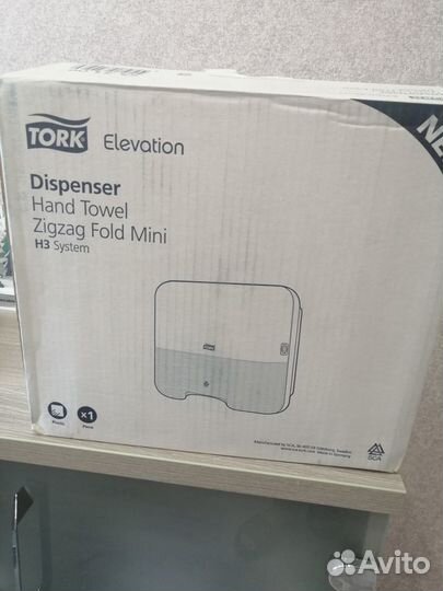 Диспенсер для листовых полотенец Tork