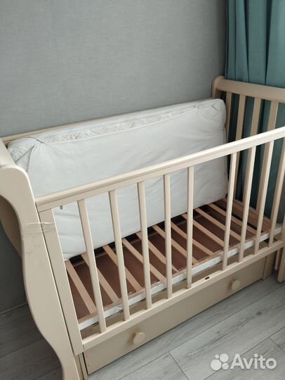 Детская кроватка с маятником и ящиком