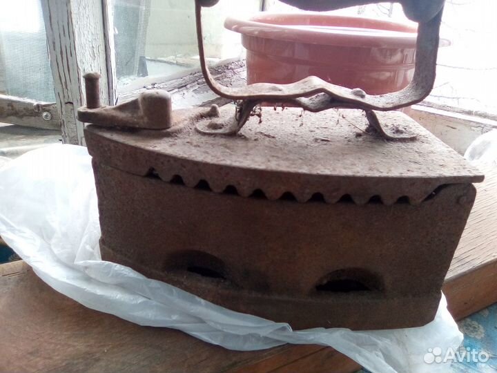 Старинный угольный утюг