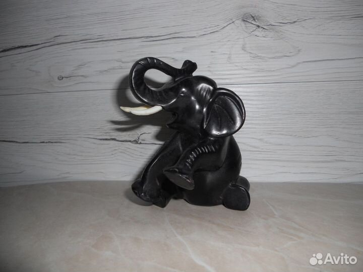 Деревянная статуэтка