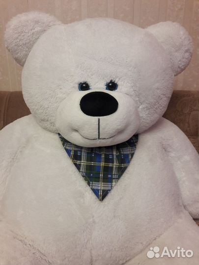 Большой плюшевый медведь