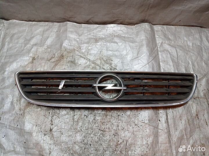 90582685 Решётка радиатора Opel zafira a