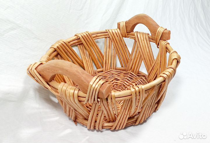 Корзина плетеная для фруктов. Новая