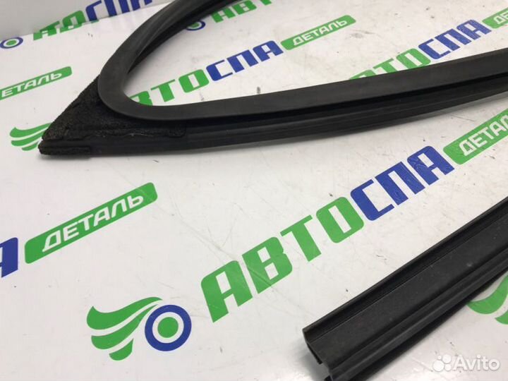 Уплотнитель двери стекла передний левый Mazda Cx-9