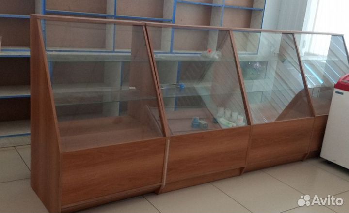 Витрины стеклянные, стеллажи, полки