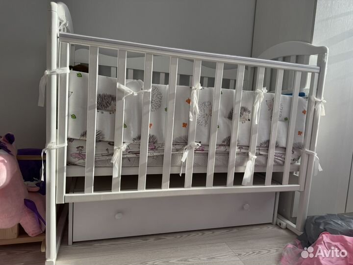 Кроватка для новорожденных с маятником