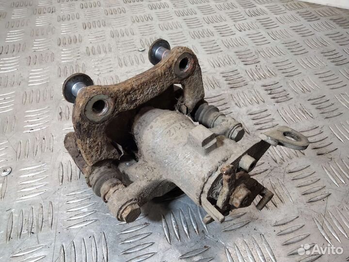 Суппорт задний правый со скобой Renault Megane II