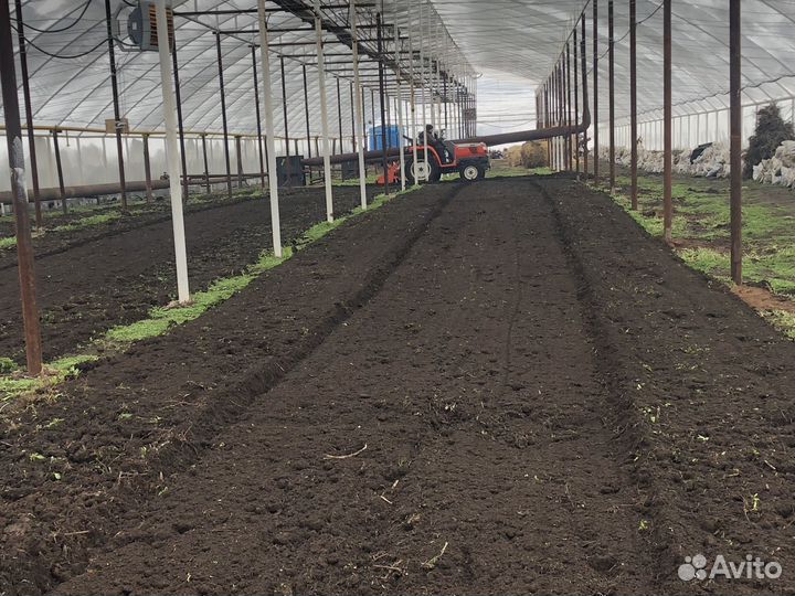 Вспашка земли японским минитрактором