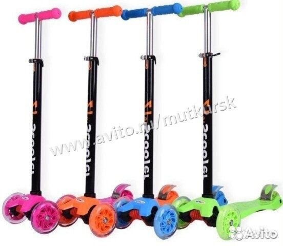 Maxi Scooter Самокаты разных цветов