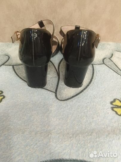 Босоножки лакированные 38