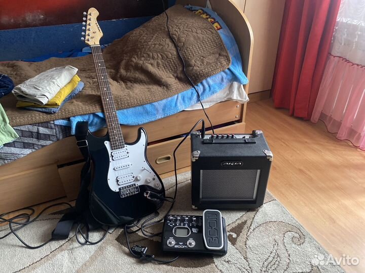 Электрогитара с комбиком, педалью и тюнером