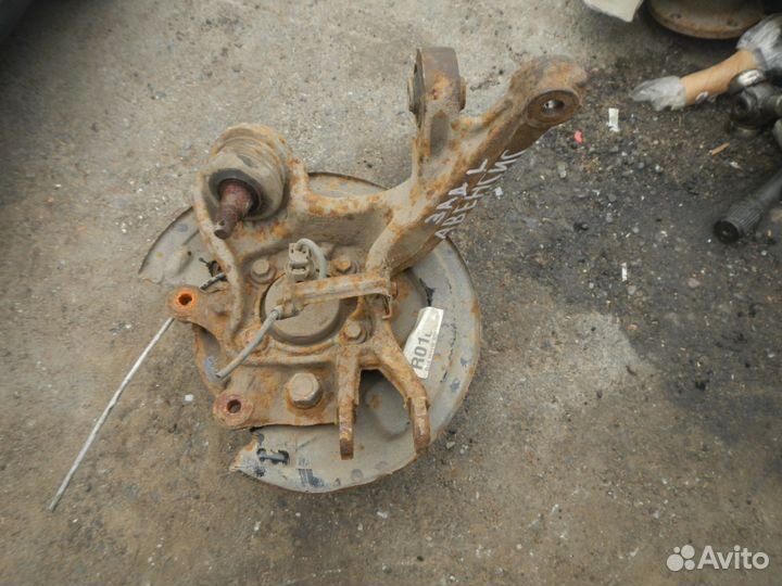 Кулак поворотный задний левый Toyota Avensis II