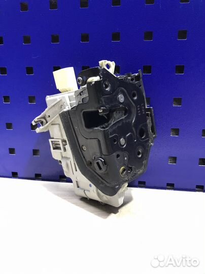 Замок задней левой двери Passat B7