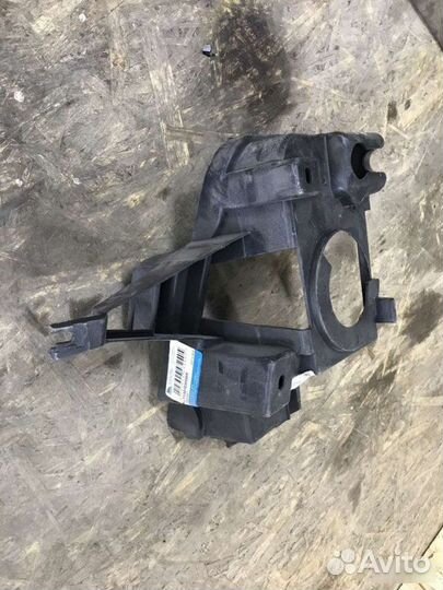 Кронштейн птф правый Toyota Land Cruiser 200