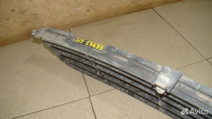 Решетка в бампер центральная Toyota Corolla (E150