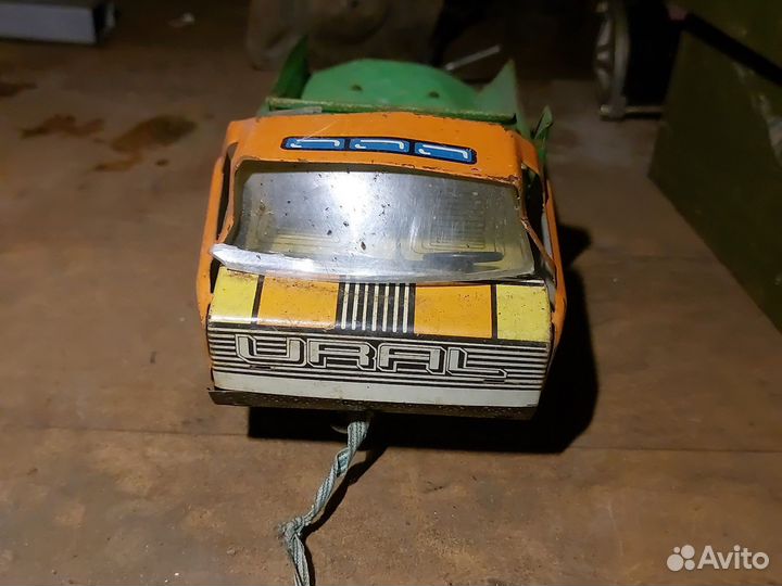 Грузовик Игрушка СССР. Урал. И жетоны макдональдс