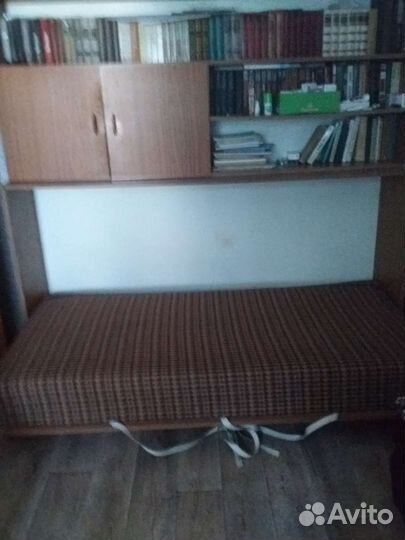 Стенка с кроватью