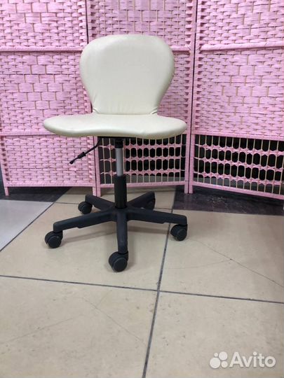 Стул для мастера педикюра