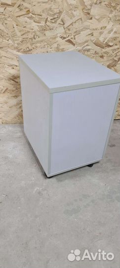 Тумба офисная, на замке