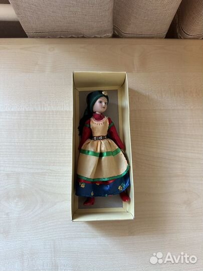 Фарфоровая кукла