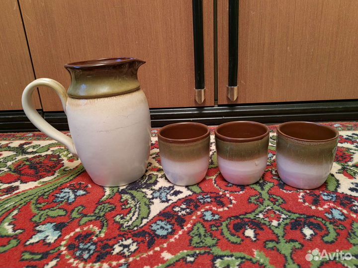 Глиняный кувшин и стаканы
