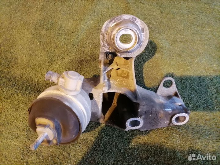 Опора двигателя (подушка двс) левая 8E0199351N Aud