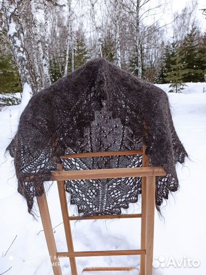 Пуховый полушалок ажурный серый