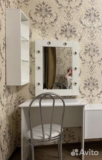 Столик для визажиста с зеркалом