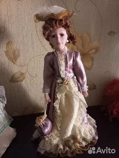 Кукла фарфоровая