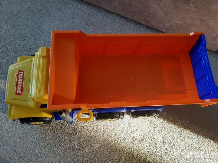 Игрушка большой грузовик в отличном состоянии