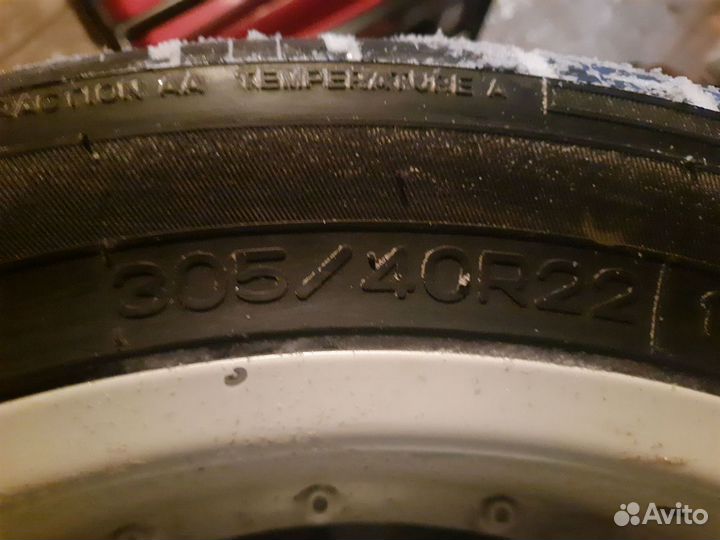 Шина с дисками 305/40 R22