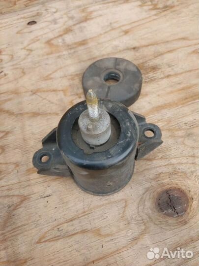 Подушка крепления двигателя передняя правая Nissan