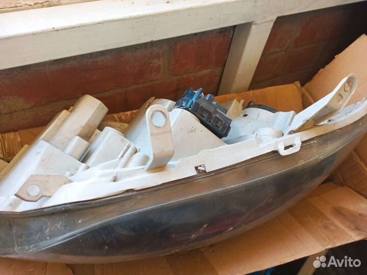 Продам передние фары Toyota Corolla nze144