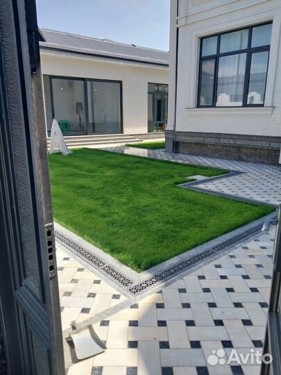 Рулонный газон с уклдкой
