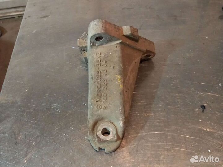 Кронштейн двигателя Mercedes