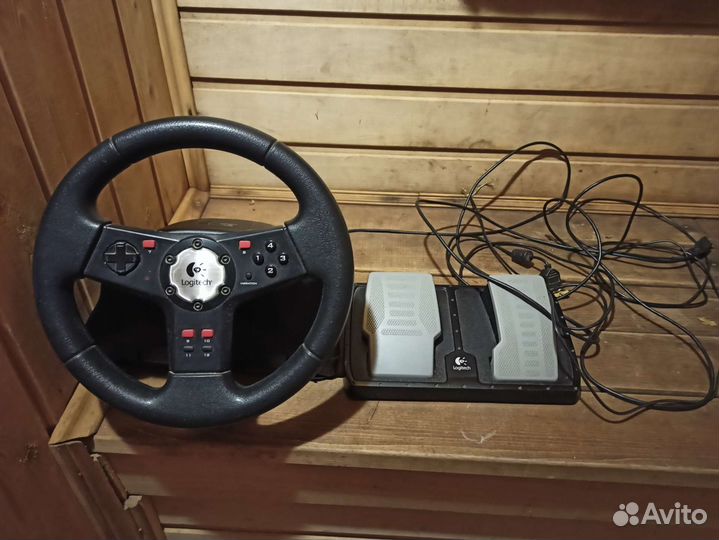 Игровой руль logitech с педалями