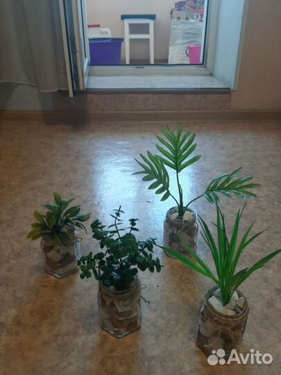 Искусственные цветы в горшках