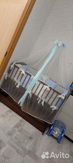 Кроватка детская с маятником